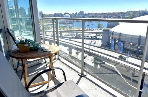 Crosstown Apartment | King Bed|Stunning Water Views|POOL|Hot Tub|GYM