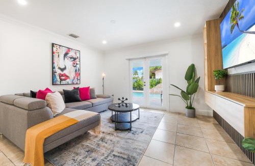 Westchester House | La Femme Luxe Resort - HtdPool, Mini Golf, 5 Bedrooms, Jacuzzi, Game Room, BBQ,Pickleball