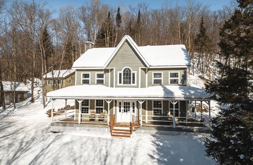 Lac-des-Seize-Iles Ski Chalet | La Libellule - Elegant Fully Equipped Family Retreat & Dog-Friendly