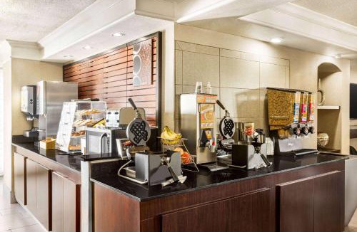 Live Oak Hotel | La Quinta Inn by Wyndham San Antonio I-35 N at Toepperwein