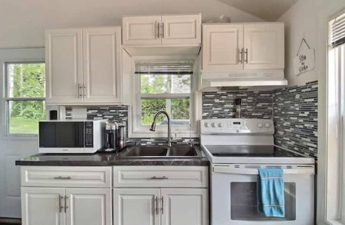 Shortts Lake Cottage | Lake Front Bliss: Cozy And Modern Cottage Retreat