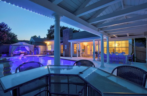 Rowlett House | Lake-View Rowlett Escape w/Fire Pit & Games!