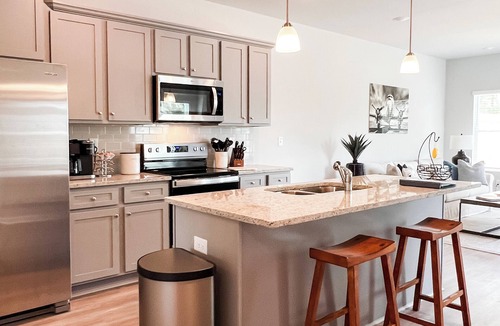 Eatonton House | Lakefront, Dock, Kayaks, Paddleboards, Pool,Hot tub and access to boat rentals!