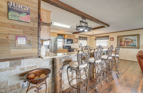 Hernando House | Lakefront & Poolside! Family Retreat in Hernando