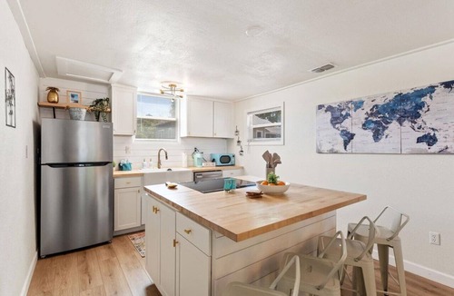 Lake Hamilton Cottage | Lakeside Escape, 2BR 1 BA, Cozy Lux Cottage near Disney, Universal and Legoland