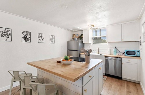 Lake Hamilton Cottage | Lakeside Escape, 2BR 1 BA, Cozy Lux Cottage near Disney, Universal and Legoland
