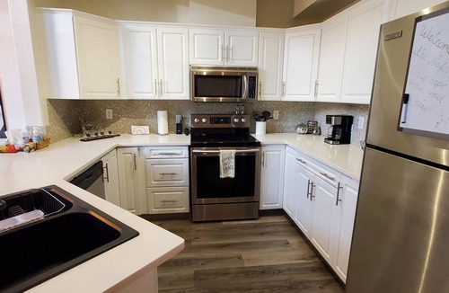 North End Condo | Lakeview loft-style condo at Discovery Bay Resort!