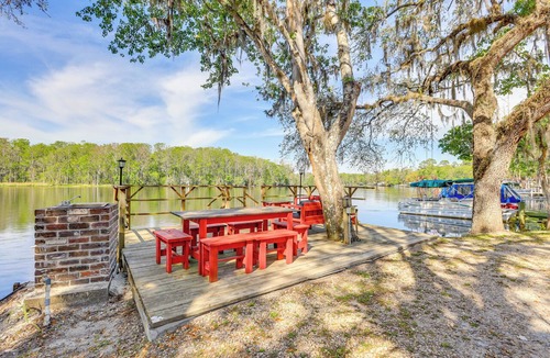 Chiefland Apartment | Lanai & Fire Pit: Riverfront Studio in Chiefland!