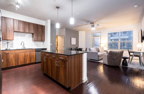 Terrell Heights Apartment | Landing at Republic at Alamo Heights - 2 Bedrooms in Uptown
