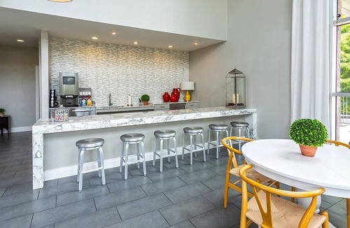 Terrell Heights Apartment | Landing at Republic at Alamo Heights - 1 Bedroom in Uptown