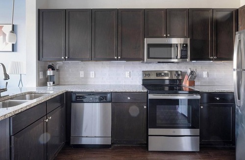 Barker Apartment | Landing | Modern 1BD, Gym, Pool