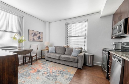 Financial District Apartment | Landing | Stylish 2BD, Gym, Game Room