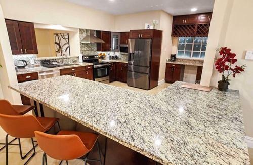 Hallandale Beach House | Large 10 person lake front 4-bedroom Jacuzzi home in Hallandale Beach