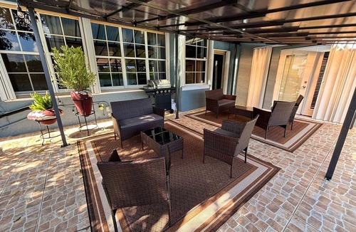 Hallandale Beach House | Large 10 person lake front 4-bedroom Jacuzzi home in Hallandale Beach