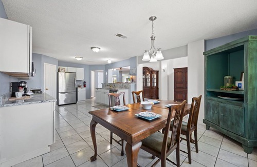 Elmo House | Large 6 BR king beds, fireplace, kids area, 4 TVs in Rockwall, TX - East Dallas
