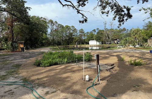 Steinhatchee House | large RV sites available with awesome lake for FUN and scallop season memories!