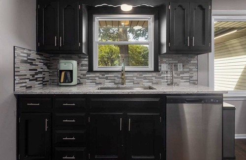 Lee's Summit House | LargeHome 6KingBeds HotTub Arcade|Near Shops