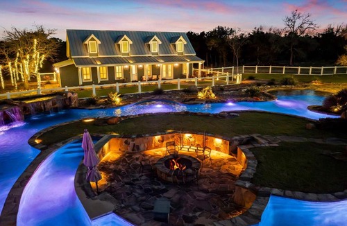 Boerne House | Lazy River Ranch - Events - Fire Pit - Hot Tub - Billiards