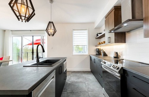 Magog Condo | Le Memph: 3 bedrooms pool hot tub lac Memphrémagog