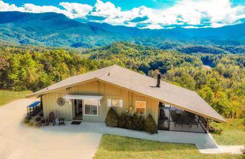 Pittman Center Ski Chalet | LeConte Mountain Breeze - $1089 FREE tickets each paid day, Dollywood and More!