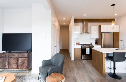 Mile End Apartment | Light Filled 2 Bdr Unit in Mile End by Denstays