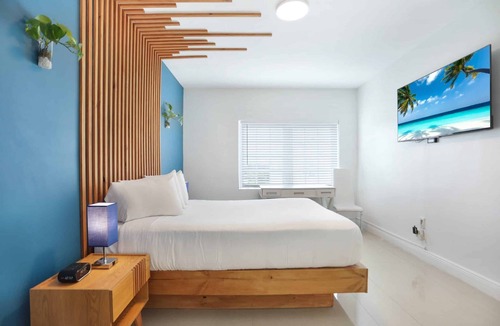 City Center Hotel | Located in The Heart of South Beach! Garden, Picnic Area, Near Ocean Drive!
