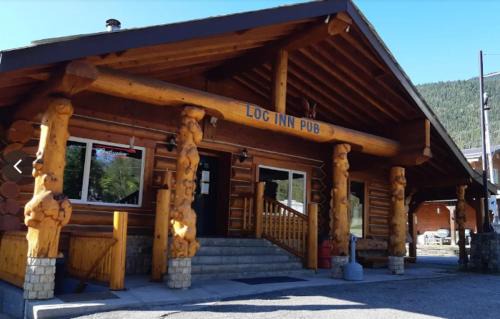 Avola Cabin | Log Inn & Pub