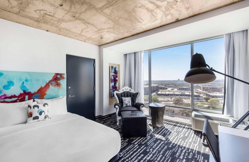 Cedars Hotel | Lorenzo by Hilton | 2 Queen | Walk to Kay Bailey, Dallas Zoo 3 Miles