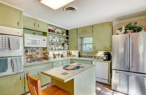 College Station House | Lovely Bryan Home w/Deck - 4 Mi to Kyle Field!
