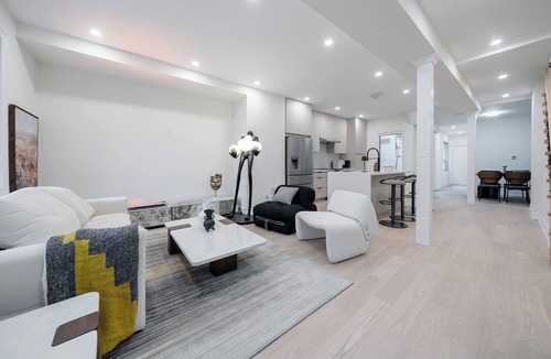 Niagara Hotel | Luxe Group Stay in King West