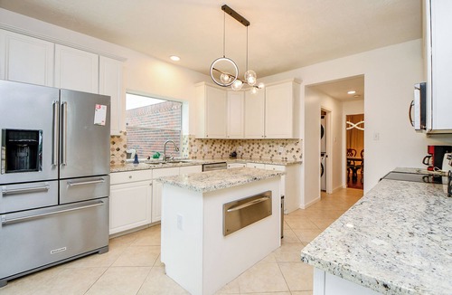 Barker House | Luxurious 6-bedroom house with pool, grand piano and massage chair in Houston