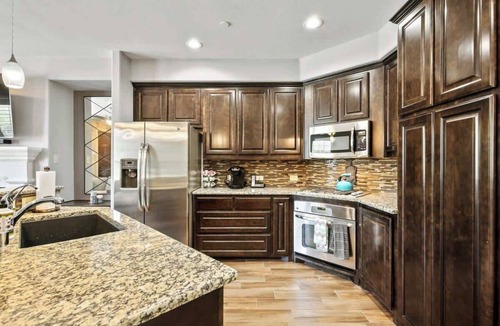Legacy Park House | Luxurious Townhouse across from Legacy West