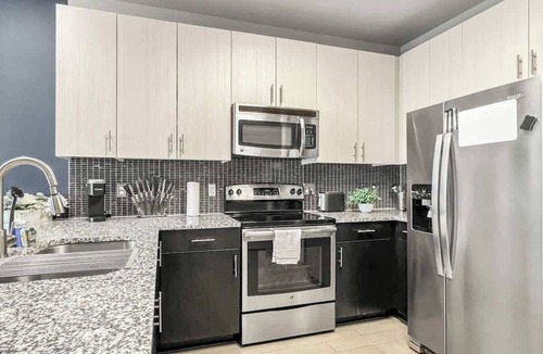 Uptown Apartment | Luxury 1BD | Uptown | Sleeps 4 | Parking