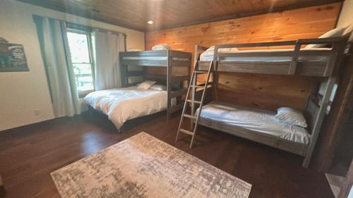 Epworth House | Luxury 3BR Mountain Cabin Hot Tub Game Room Outdoor Fireplace