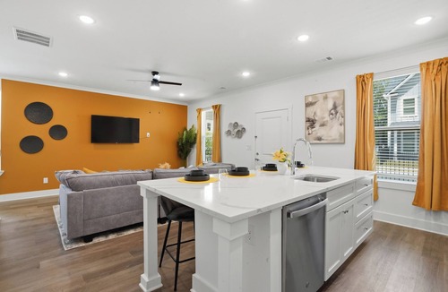 Cliftondale House | Luxury 3BR Townhome near ATL Airport & Downtown w/garage