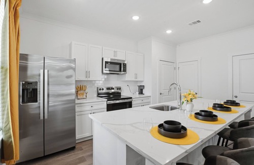 Cliftondale House | Luxury 3BR Townhome near ATL Airport & Downtown w/garage