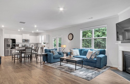 Cliftondale House | Luxury 5BR Ideal For Vacationers, Groups, Corporate & Insurance Stays Near ATL