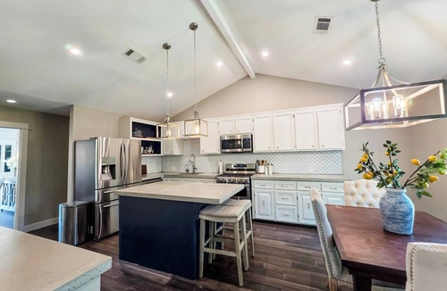 Walnut Place House | Luxury Creekside Executive Retreat. 10 Min to Downtown Austin. Pet Friendly.