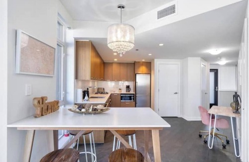 Downtown Vancouver Condo | Luxury Downtown Unit+Parking+AC