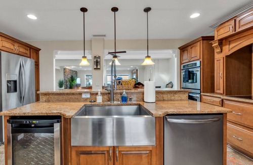 Lake Hamilton House | Luxury Lakefront Retreat | Heated Salt Pool, Dock & Kayaks | Home Theatre & EV Charger