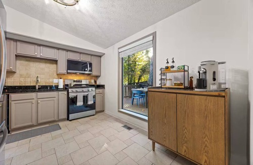 East Cobb House | Luxury Marietta Retreat Hot Tub+Fire Pit+Poker