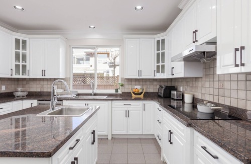 Richmond Apartment | Luxury Master King Suite. Ensuite. Free Parking .Central AC. Near YVR