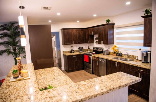 Ives Estates Villa | Luxury Miami Villa/Nr Beach/Heated POOL/BBQ/Firepit/Games/Minigolf/Basketball