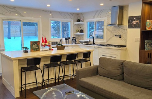 Richmond Hill House | Luxury Modern Home – Quiet Escape in Richmond Hill. Ideal for Groups & Families