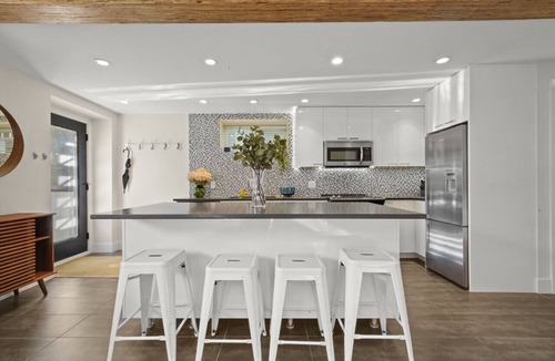Grandview-Woodland Apartment | Luxury Modern Two Bedroom Located near Commercial Drive