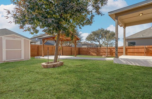 West San Antonio House | Luxury Pet Friendly 4 bdrm San Antonio home,between SeaWorld-Lackland AFB