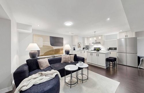Pickering House | Luxury Pickering- 5 BR w/Gym and Near Highway