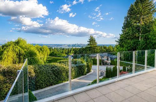 West Vancouver Villa | Luxury Pool Villa with City Views in West Vancouver