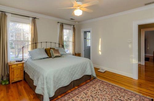 East Side Villa | Luxury Retreat for Families | Pet Friendly | Sleeps 10 | 5BR