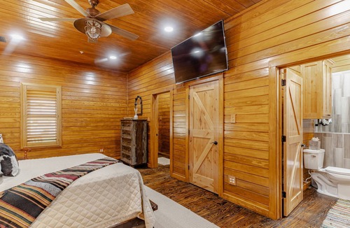 Lavon Cabin | Luxury Roland Cabin at Historical Farm